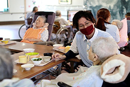 食堂での食事介助1